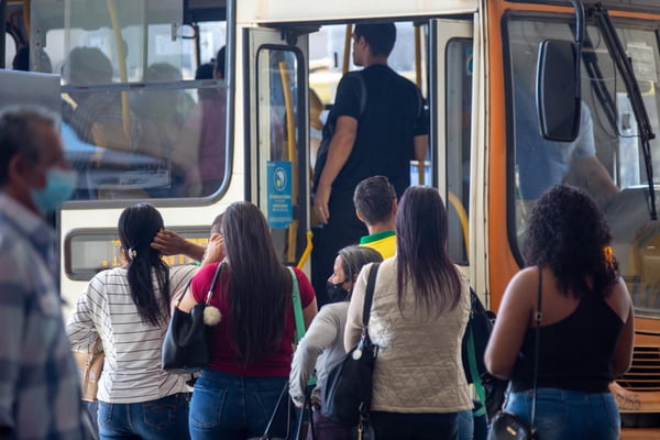 Movimentação na Rodoviária do Plano Piloto, com ônibus lotados, após fechamento de estações do metrô por causa de problemas de sinalização