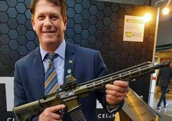 imagem colorida do vereador Sandro Fantinel, de Caxias do Sul, segurando uma arma