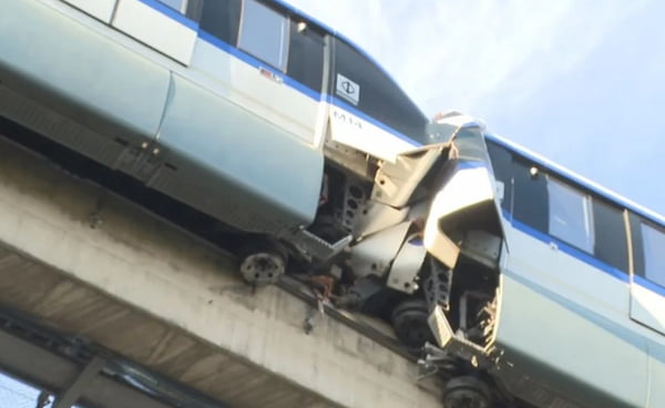 Imagem colorida mostra trens do Metrô de SP após colisão frontal