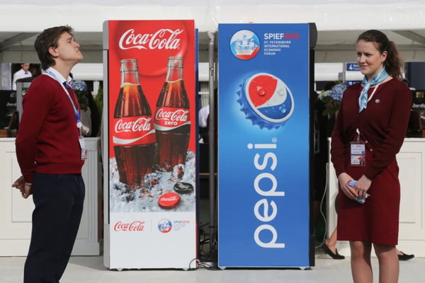 Foto de máquinas da Pepsi e Coca