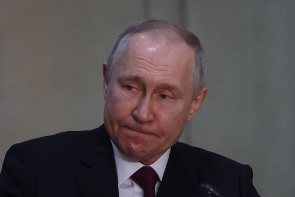 Imagem colorida de Putin fazendo careta - Metrópoles