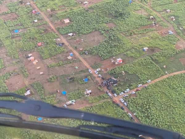 Imagem aérea mostra barracos em área verde irregular