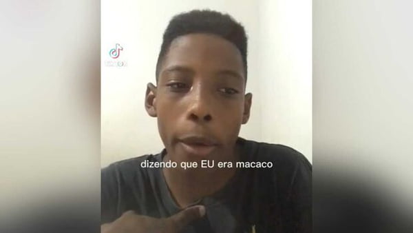 Imagem colorida do vídeo em que o menino Guilherme, de apenas 12 anos, que pais ensinem os filhos sobre respeito