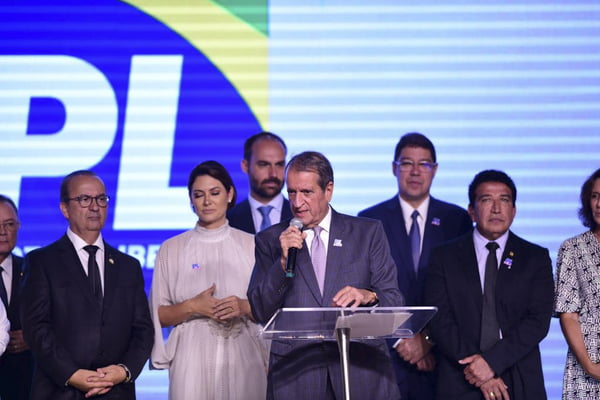 Presidente nacional do PL, Valdemar Costa Neto, Michelle Bolsonaro e Eduardo Bolsoanro durante cerimônia de transmissão de cargo à nova presidente do PL Mulher em brasília - Metrópoles