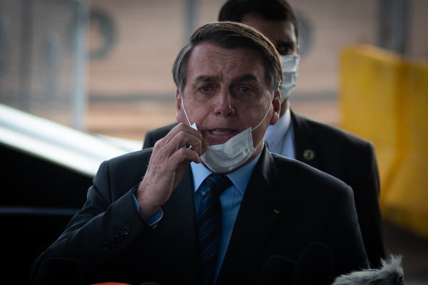 130520 HB Presidente Bolsonaro na saída do Palácio da Alvorada cumprimenta com apoiadores. 40 – Hugo Barreto