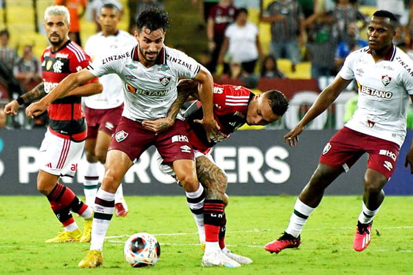 Jogadores de Flamengo e Fluminense disputam a bola