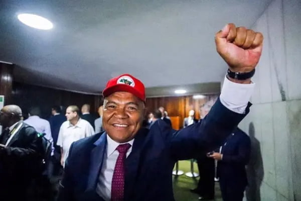 Imagem mostra Valmir Assunção, deputado federal que recebeu indenização por racismo - Metrópoles
