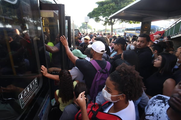 Imagem colorida de multidão tentando entrar no ônibus em SP