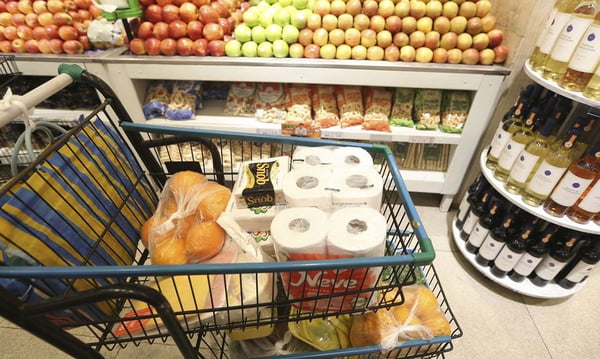 Foto de um carrinho de compras em um supermercado no Brasil - Metrópoles