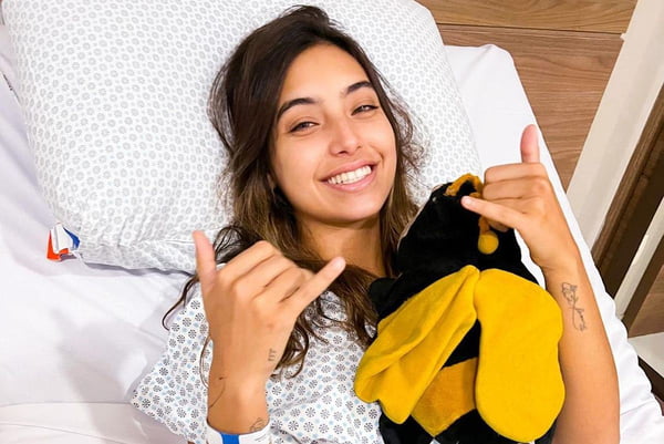 Vanessa Lopes no hospital com abelhinha - Metrópoles
