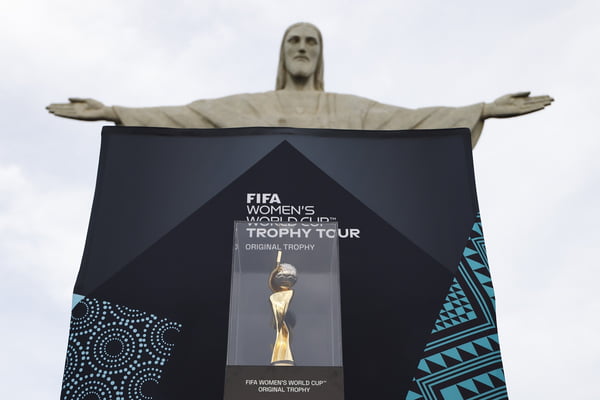 Troféu da Copa do Mundo Feminina é exibido no Cristo Redentor