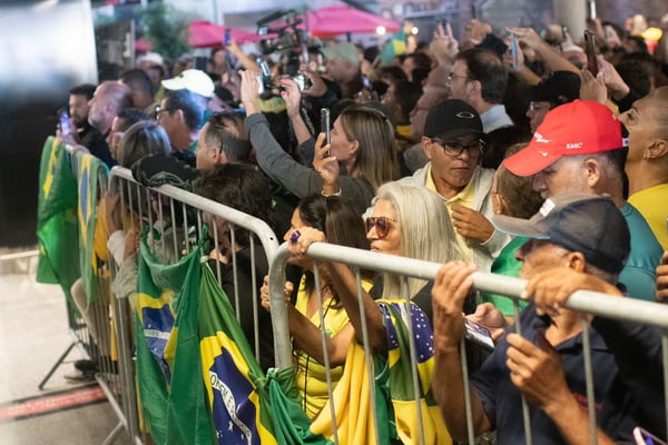 apoiadores esperam Bolsonaro no aeroporto-compressed