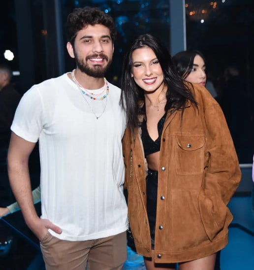 Foto de Gustavo Mioto e Ana Castela. Os dois estão abraçados - Metrópoles