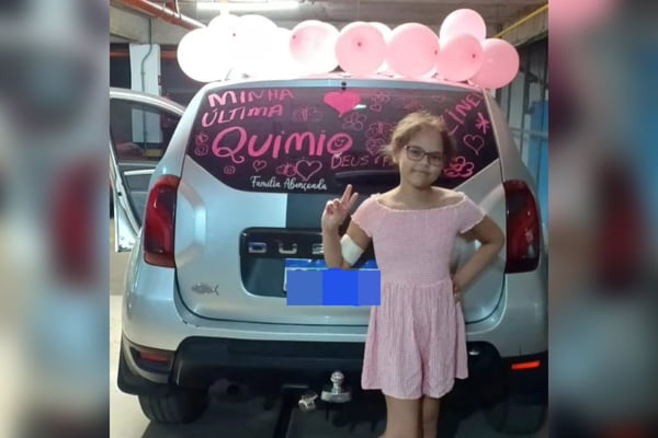 Vídeo. Menina vai à última sessão de quimioterapia com carro decorado: “Buzine”