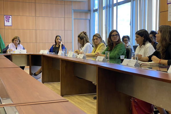 Foto colorida de encontro entre a ministra da Mulher e vítimas de violência no ambiente de trabalho - Metrópoles