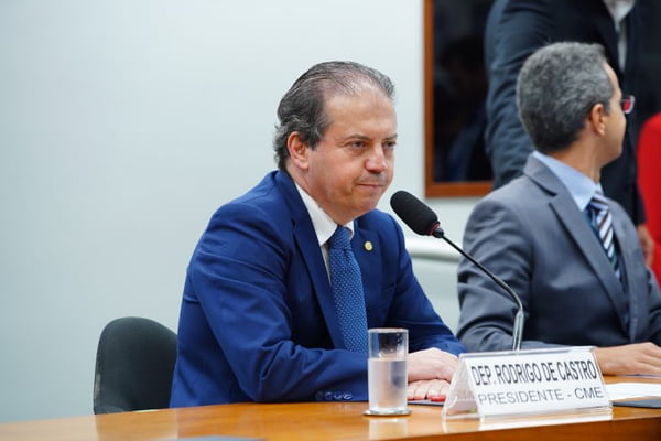 O deputado Rodrigo de Castro durante sessão da Comissão de Minas e Energia