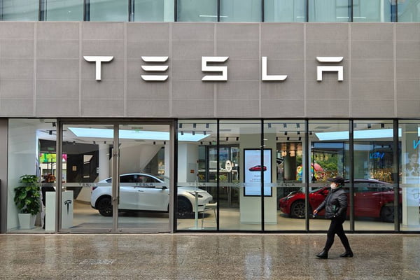 Imagem de fachada de loja da Tesla, fabricante de veículos elétricos - Metrópoles