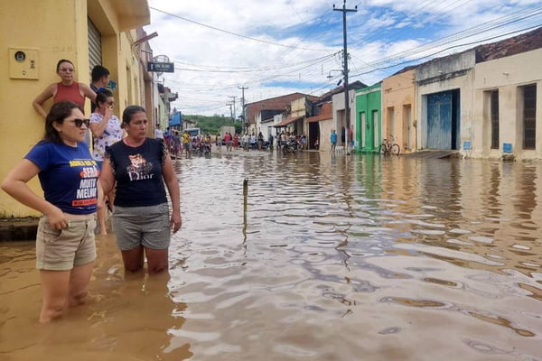 Foto colorida de ruas alagadas após rompimento de barragem no Ceará - Metrópoles