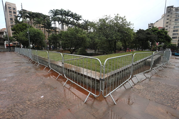 Funcionários da prefeitura colocam grades nos canteiros da Praça da Sé na região central de São Paulo - Metrópoles