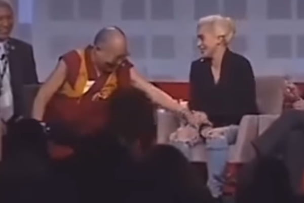 Web resgata vídeo em que Dalai Lama tenta tocar as partes de Lady Gaga