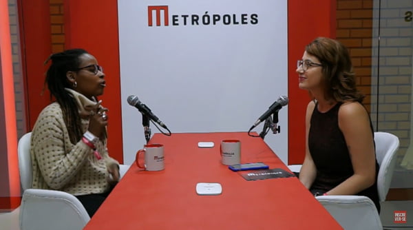 Foto colorida da empresária Monique Evelle dando entrevista à jornalista Natália André - Metrópoles