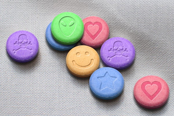 Imagem colorida: pílulas de ecstasy (MDMA) - Metrópoles