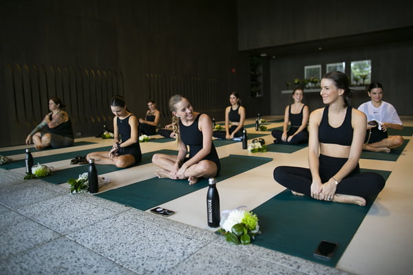 Aula de ioga com influencers marca abertura da Birkenstock em Brasília