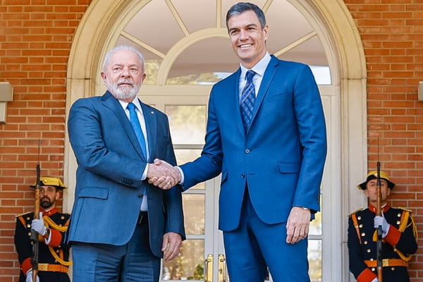 Imagem colorida mostra Lula, presidente do Brasil, e Pedro Sánchez, primeiro-ministro da Espanha - Metrópoles