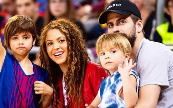 Piqué e Shakira com os filhos ao lado dos filhos, Milan e Sasha, em evento - Metrópoles