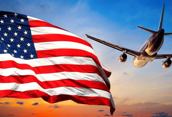 Bandeira dos Estados Unidos juntamente com um avião - Metropoles