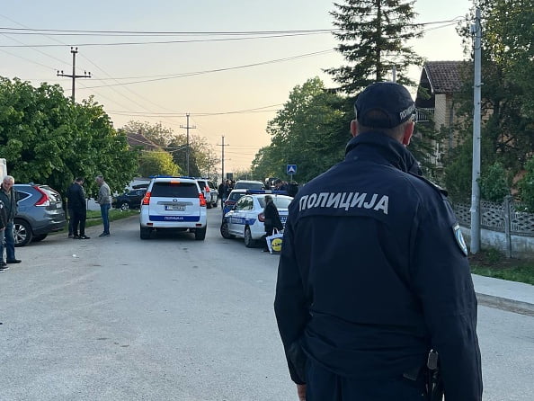 policiais em rua na sérvia - metropoles
