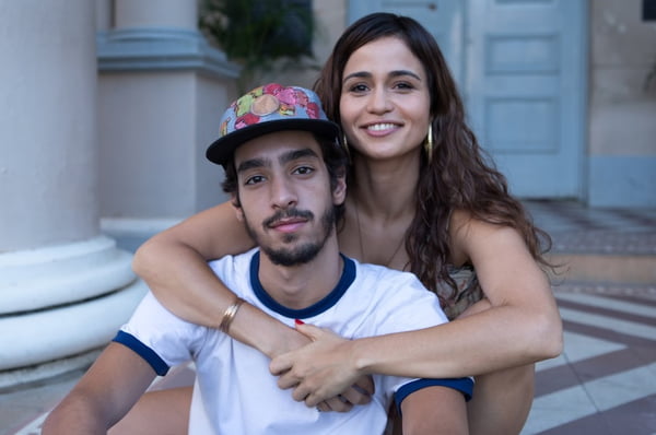 O ator Matheus Costa é abraçado pela atriz Nanda Costa em foto promocional do filme "Derrapada"