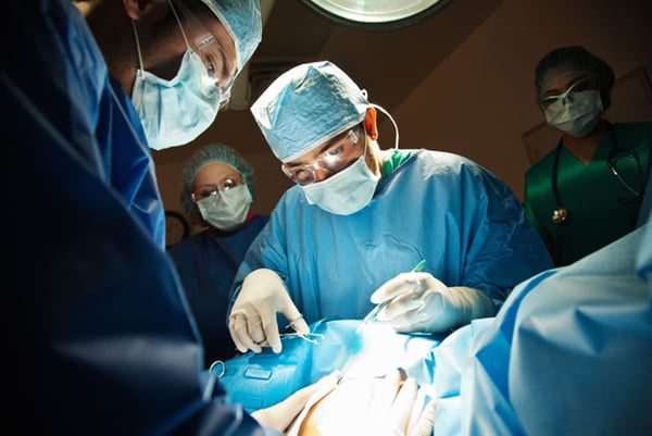 Imagem colorida: médicos fazer cirurgia em gestante - Metrópoles