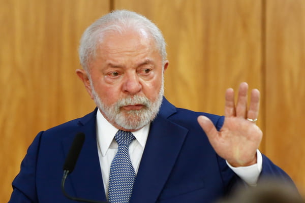 Imagem colorida do presidente Lula com terno azul gesticulando com mão esquerda - Metrópoles
