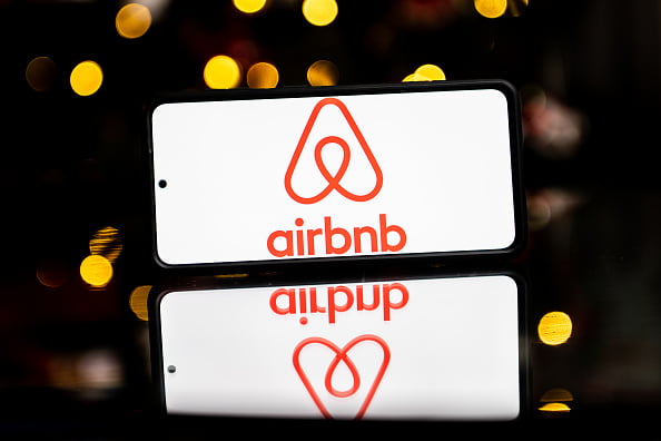 Fundadores do Airbnb perdem US$ 4 bilhões em um dia com queda de ações