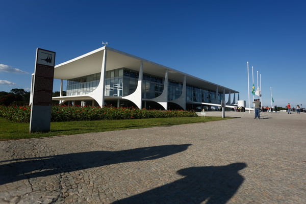 Lula desce a rampa do Planalto após retirada de grades: “Democracia não  exige muro” | Metrópoles