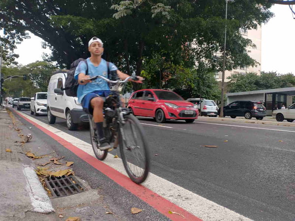 imagem colorida mostra ciclista em são paulo. Prefeito Ricardo Nunes prometeu ampliar as ciclofaixas na cidade - Metrópoles