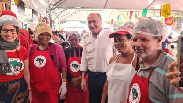 Alckmin na feira do MST