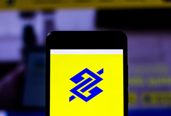 Foto colorida de um celular com a logo do Banco do Brasil - Metrópoles