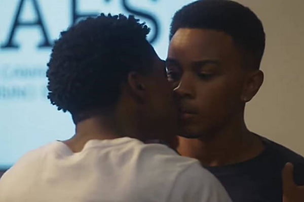 Beijo gay entre Vini e Yuri em Vai na Fé - metrópoles