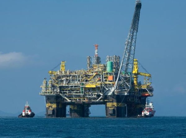 imagem colorida de plataforma de petróleo em alto mar petrobras corrupção - Metrópoles
