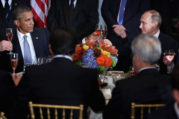Imagem colorida de encontro entre Obama (a esquerda) e Putin (a esquerda) - Metrópoles