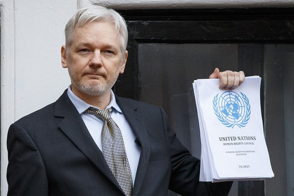 Esposa de Assange pede que Austrália interceda por jornalista preso