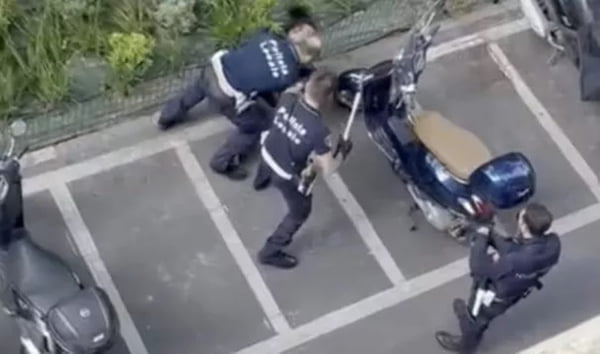 Imagem colorida de quatro policiais agredindo mulher trans brasileira em Milão, Itália - Metrópoles