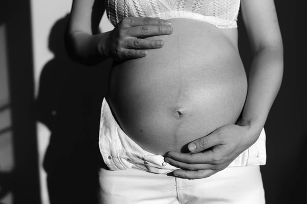 Imagem mostra mulher grávida. Pesquisa mostra que gravidez está entre as principais motivações para jovens deixarem a educação - Metrópoles