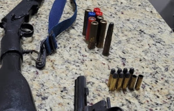 Armas apreendidas com ladrões que pegaram no sono durante assalto