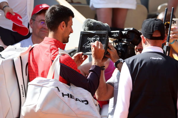 Djokovic cria polêmica diplomática em Roland Garros após vitória
