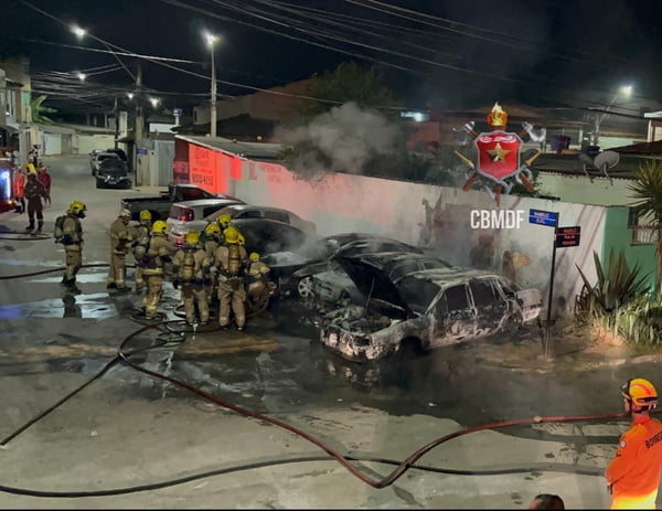 Bombeiros apagam fogo que destruiu carros no DF