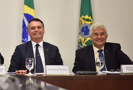 Foto colorida mostra Bolsonaro ao lado de Marcos Pontes