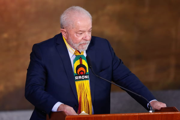 Presidente Lula recebe colar do líder indígena Cacique Raoni Metuktire 7